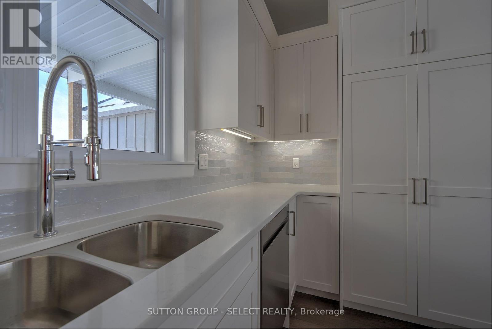 19 Lois Court, Lambton Shores, Ontario  N0M 1T0 - Photo 9 - X12665526