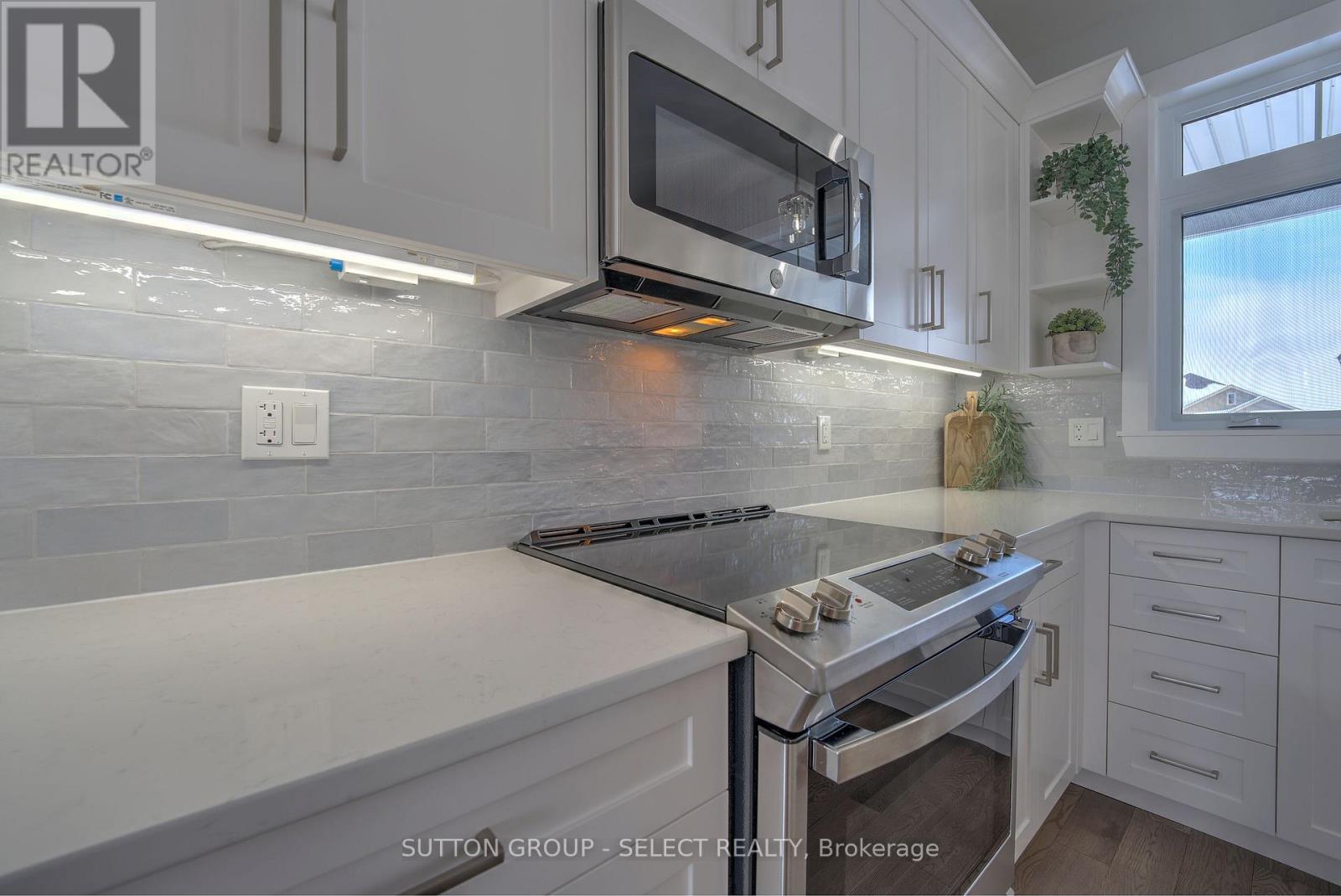 19 Lois Court, Lambton Shores, Ontario  N0M 1T0 - Photo 7 - X12665526