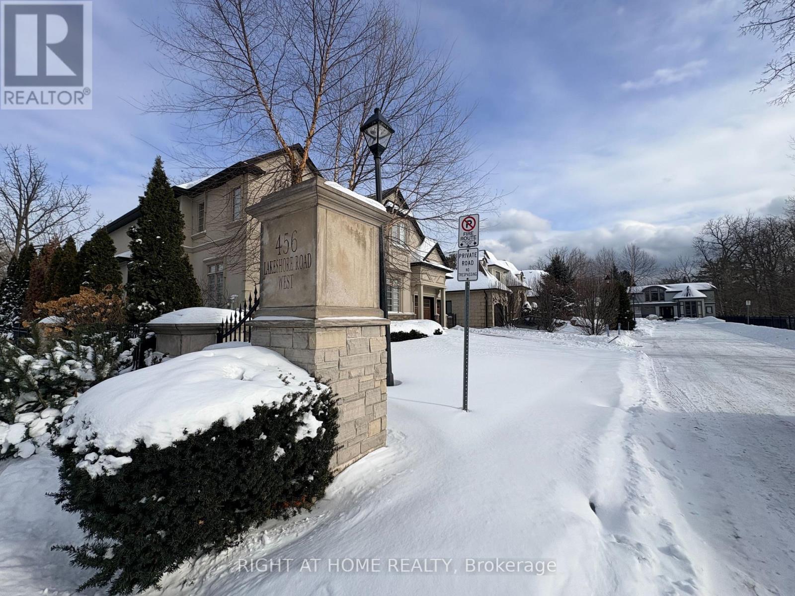 1 - 456 Lakeshore Road W, Oakville, Ontario  L6K 1S4 - Photo 2 - W12759820