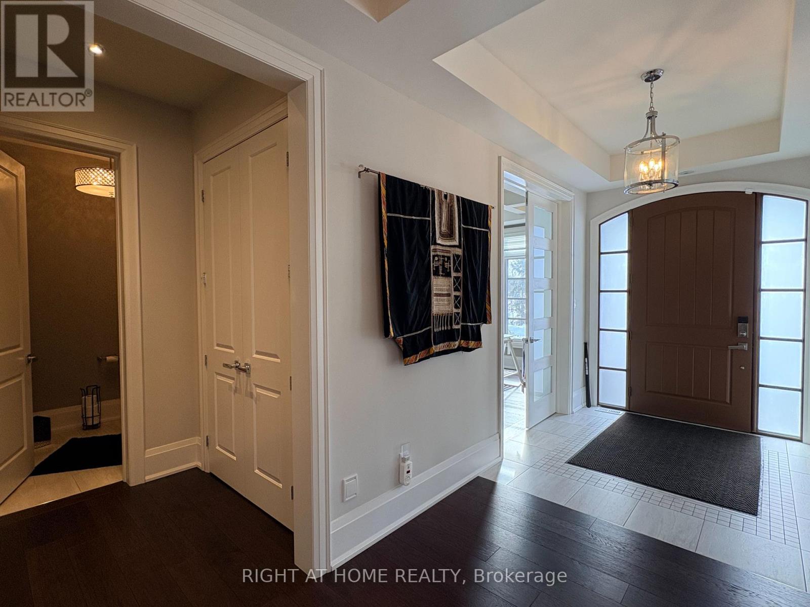 1 - 456 Lakeshore Road W, Oakville, Ontario  L6K 1S4 - Photo 3 - W12759820