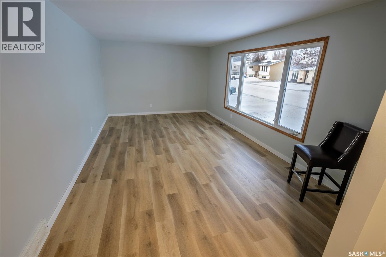 54 Buttercup Crescent Nw, Moose Jaw, Saskatchewan  S6J 1A4 - Photo 4 - SK027977