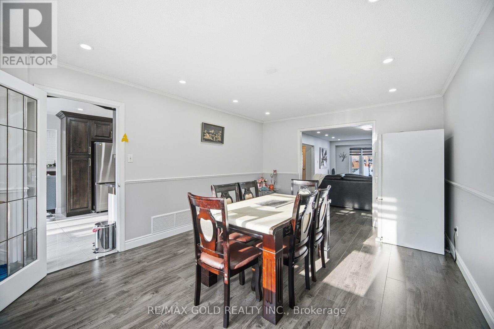 6 New London Court, Brampton, Ontario  L6Y 4E4 - Photo 11 - W12759922