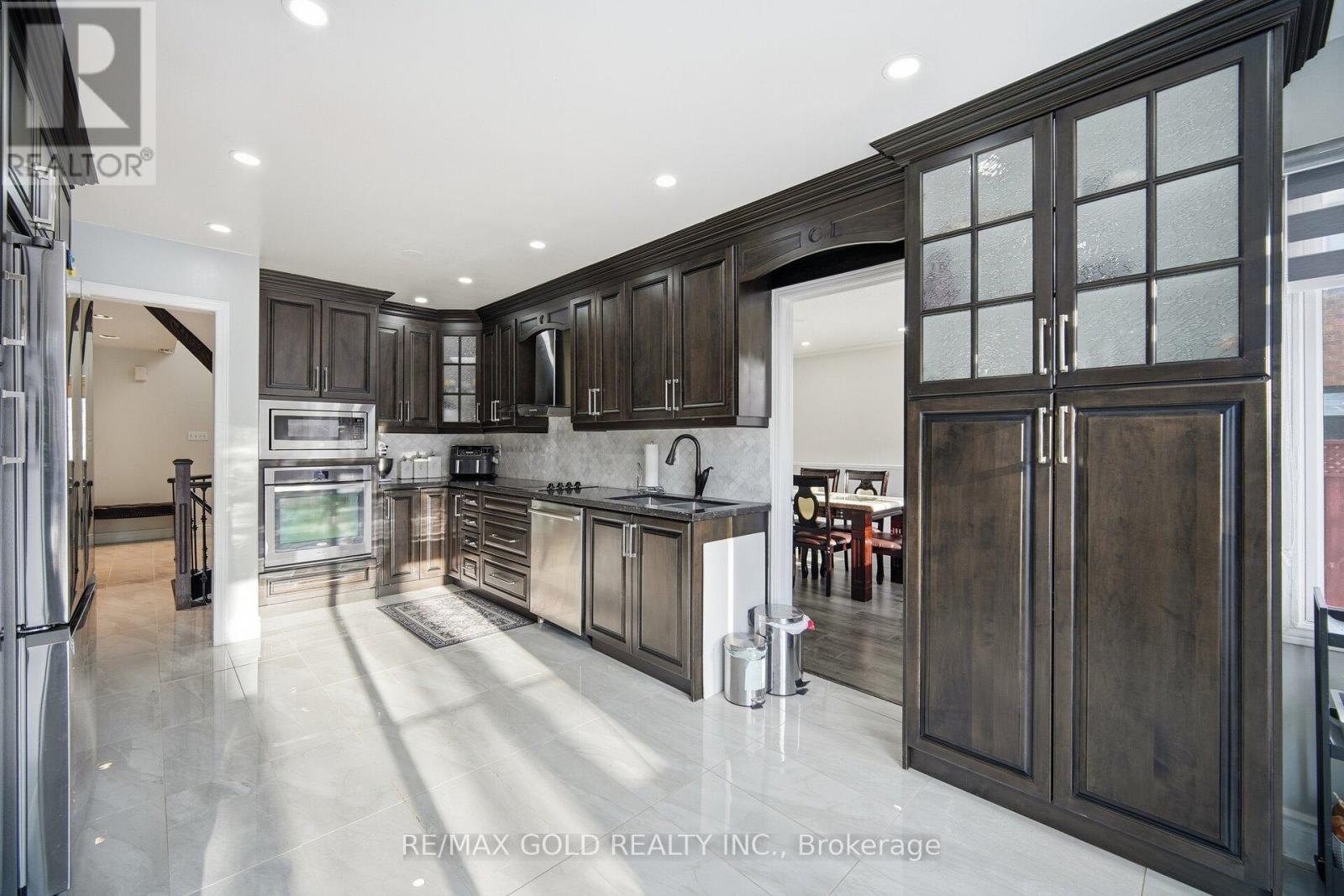 6 New London Court, Brampton, Ontario  L6Y 4E4 - Photo 12 - W12759922