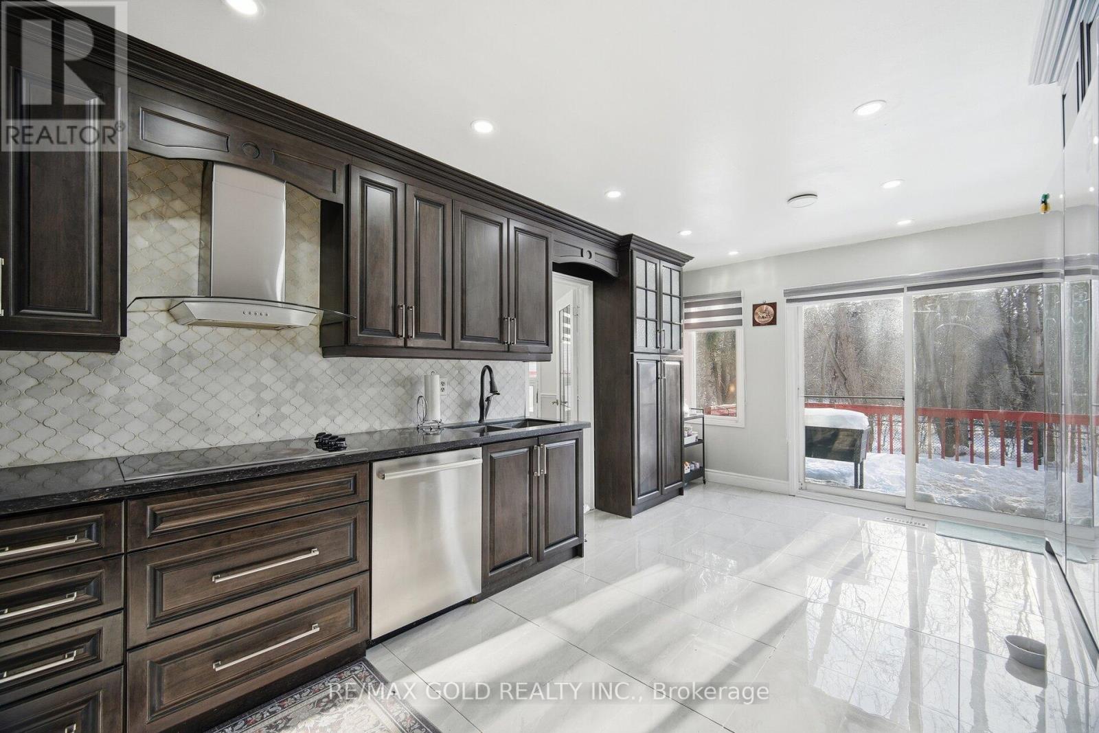 6 New London Court, Brampton, Ontario  L6Y 4E4 - Photo 13 - W12759922