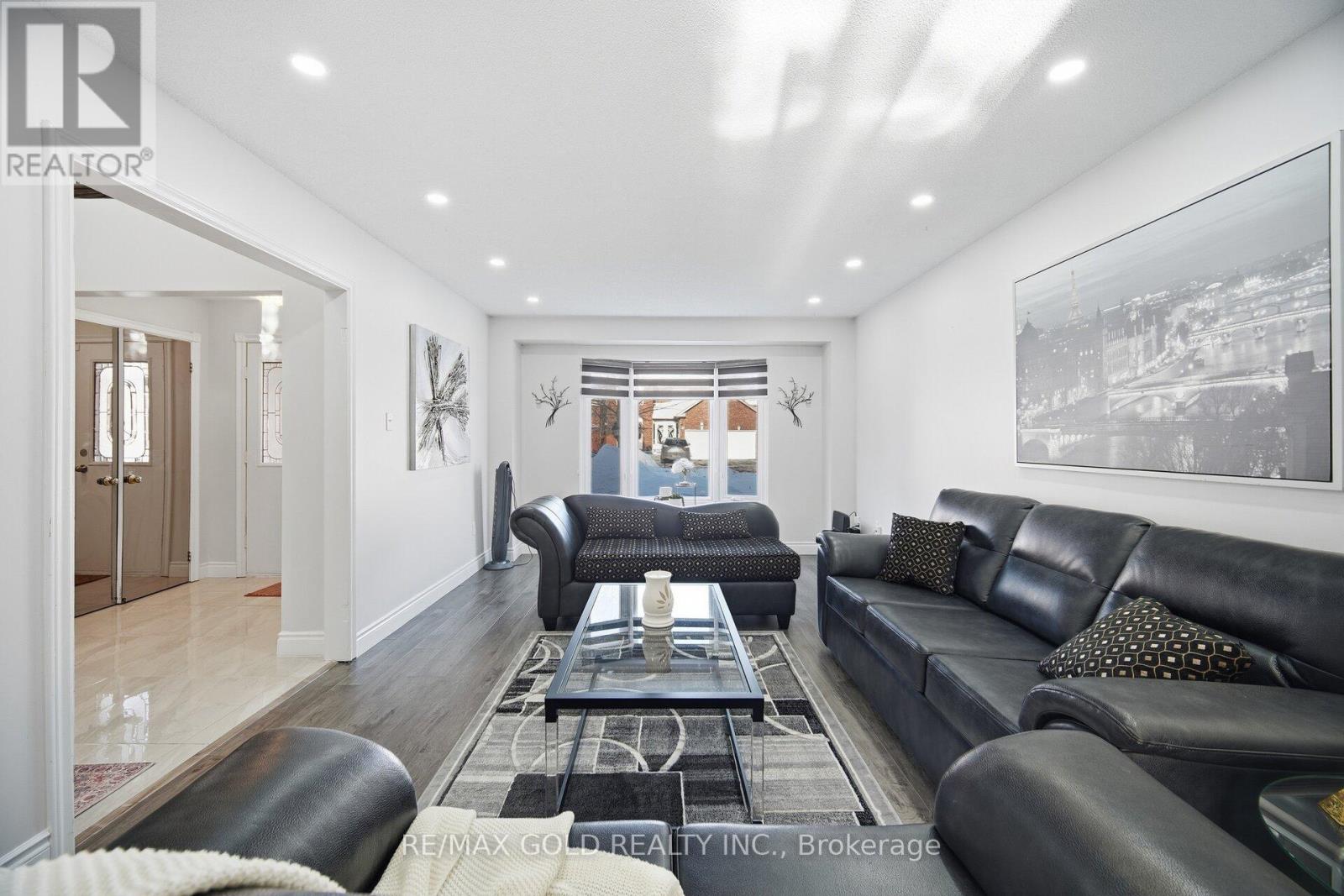 6 New London Court, Brampton, Ontario  L6Y 4E4 - Photo 9 - W12759922