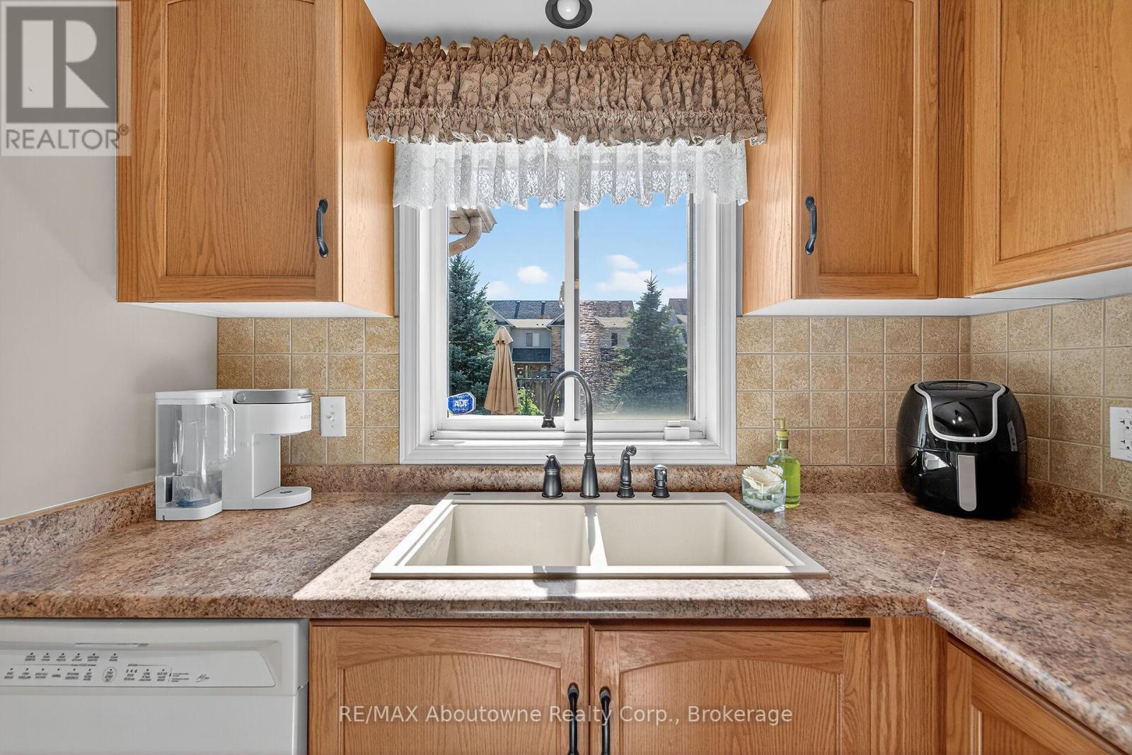 31 Elderberry Avenue, Grimsby, Ontario  L3M 5R5 - Photo 4 - X12759982