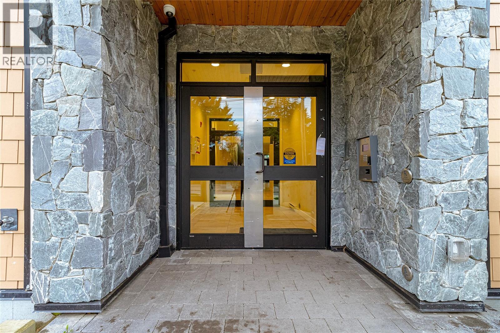 203 4030 Shelbourne St, Saanich, British Columbia  V8N 3E4 - Photo 2 - 1025099