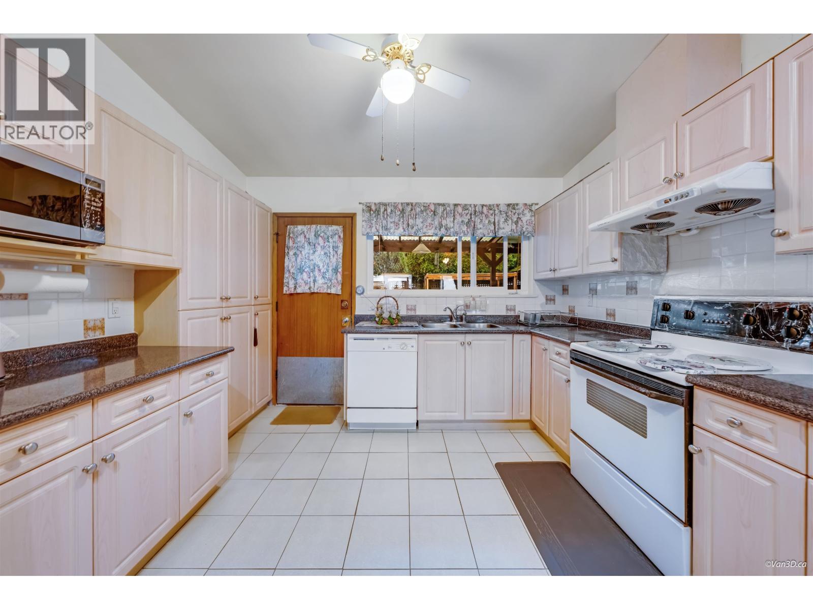 4646 Charlotte Court, Burnaby, British Columbia  V5G 2R8 - Photo 6 - R3086684