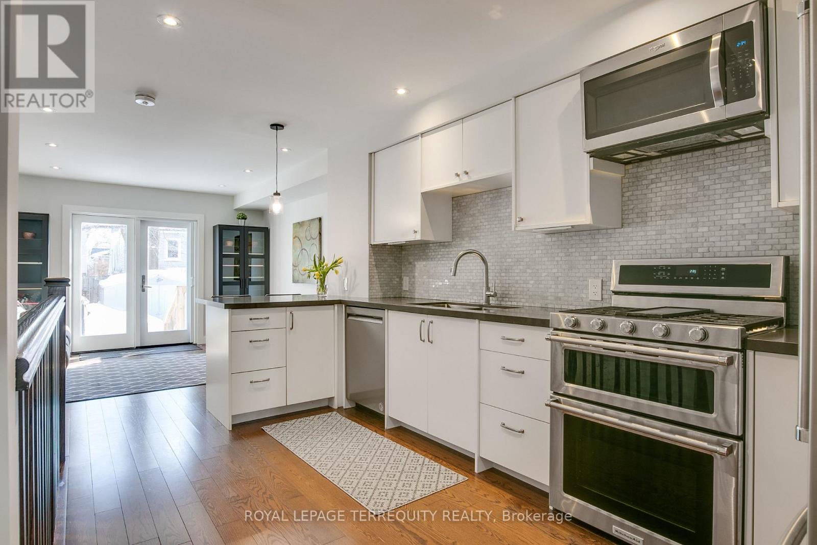 189 Queensdale Avenue, Toronto, Ontario  M4C 2B1 - Photo 4 - E12760056