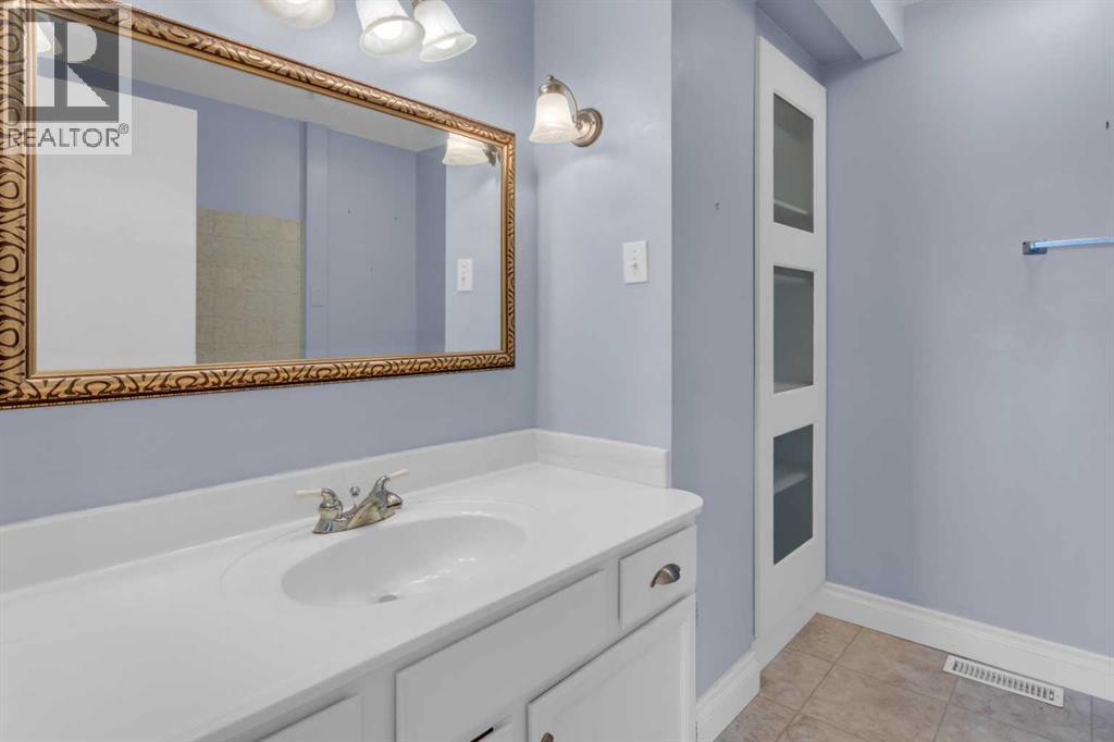 12 Vandoos Villas Nw, Calgary, Alberta  T3A 4W3 - Photo 15 - A2277705