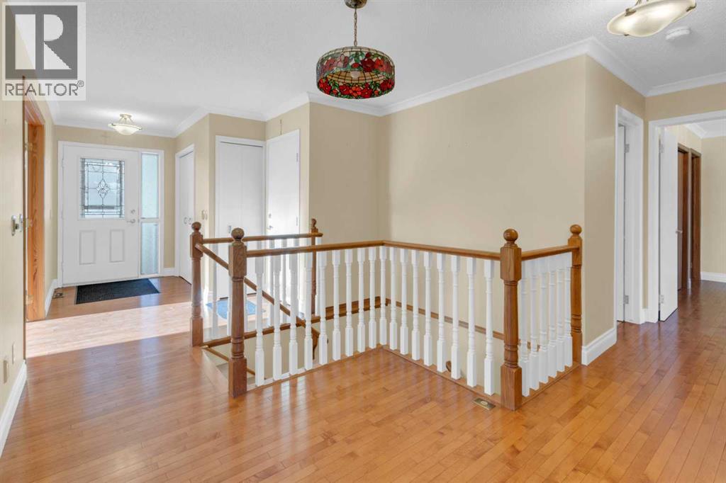 12 Vandoos Villas Nw, Calgary, Alberta  T3A 4W3 - Photo 2 - A2277705