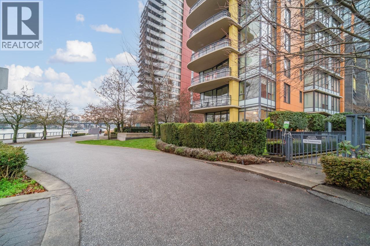 100 9 Smithe Mews, Vancouver, British Columbia  V6B 0B6 - Photo 3 - R3086861