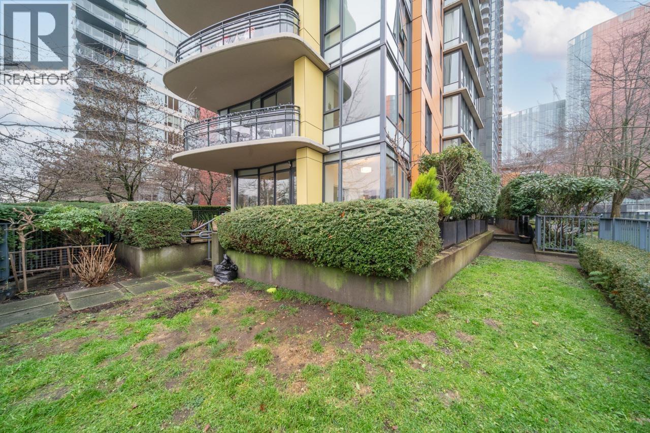 100 9 Smithe Mews, Vancouver, British Columbia  V6B 0B6 - Photo 4 - R3086861