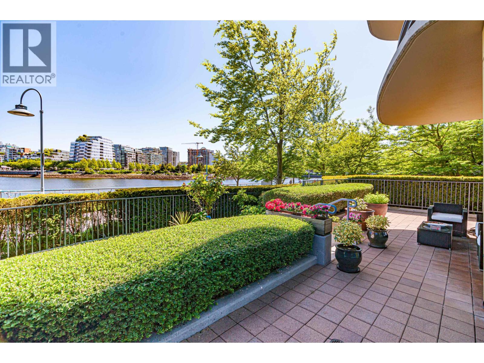 100 9 Smithe Mews, Vancouver, British Columbia  V6B 0B6 - Photo 7 - R3086861