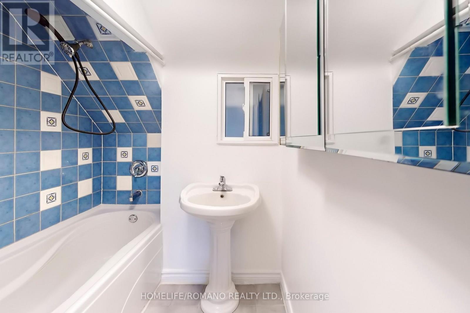 66 Mahoney Avenue, Toronto, Ontario  M6M 2H4 - Photo 15 - W12760086