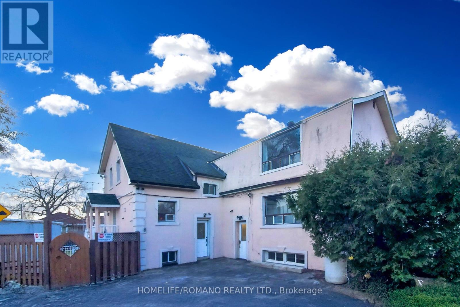 66 Mahoney Avenue, Toronto, Ontario  M6M 2H4 - Photo 22 - W12760086