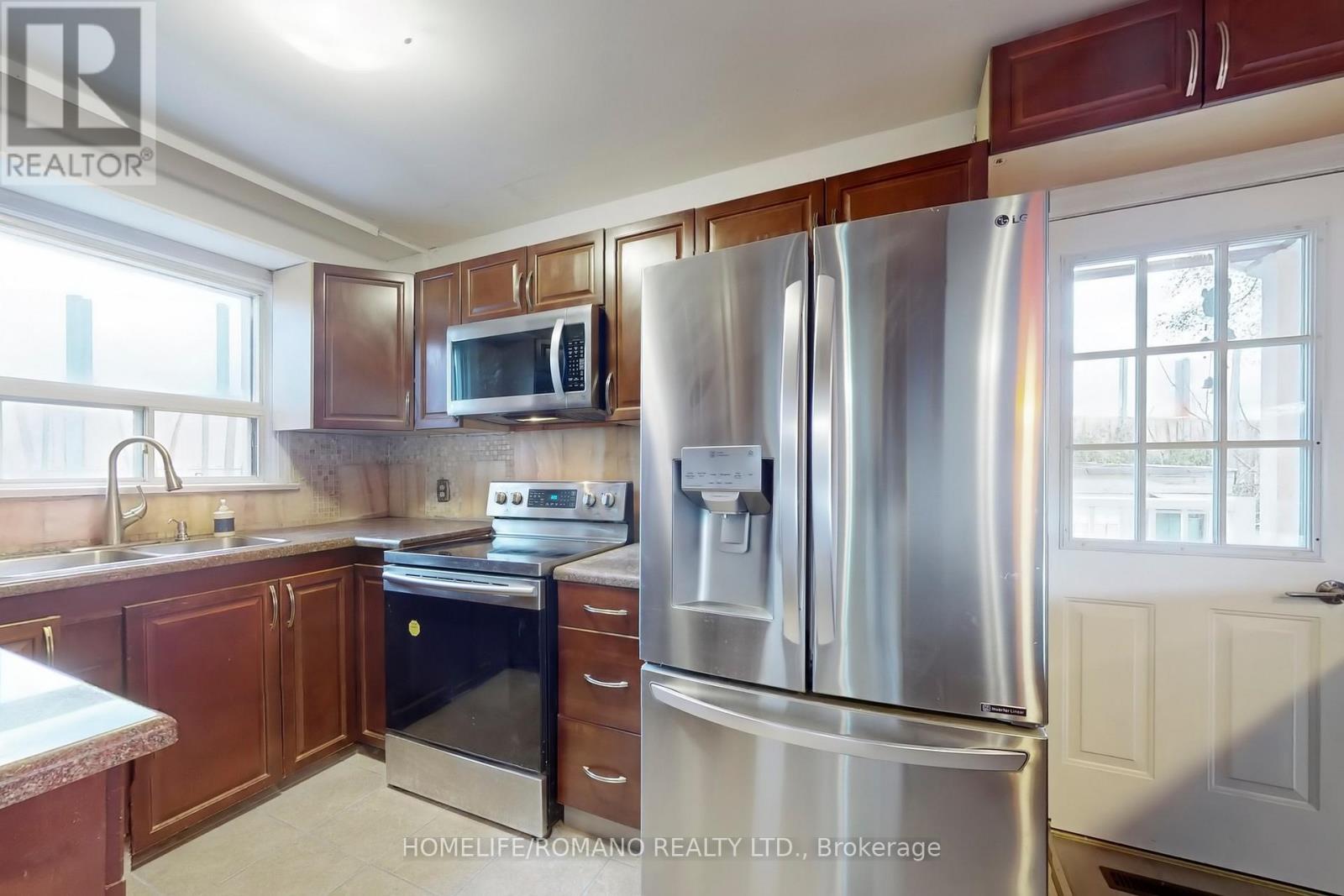 66 Mahoney Avenue, Toronto, Ontario  M6M 2H4 - Photo 6 - W12760086