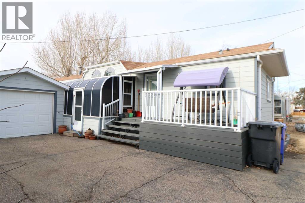 317 4 St, Bow Island, Alberta  T0K 0G0 - Photo 2 - A2284087