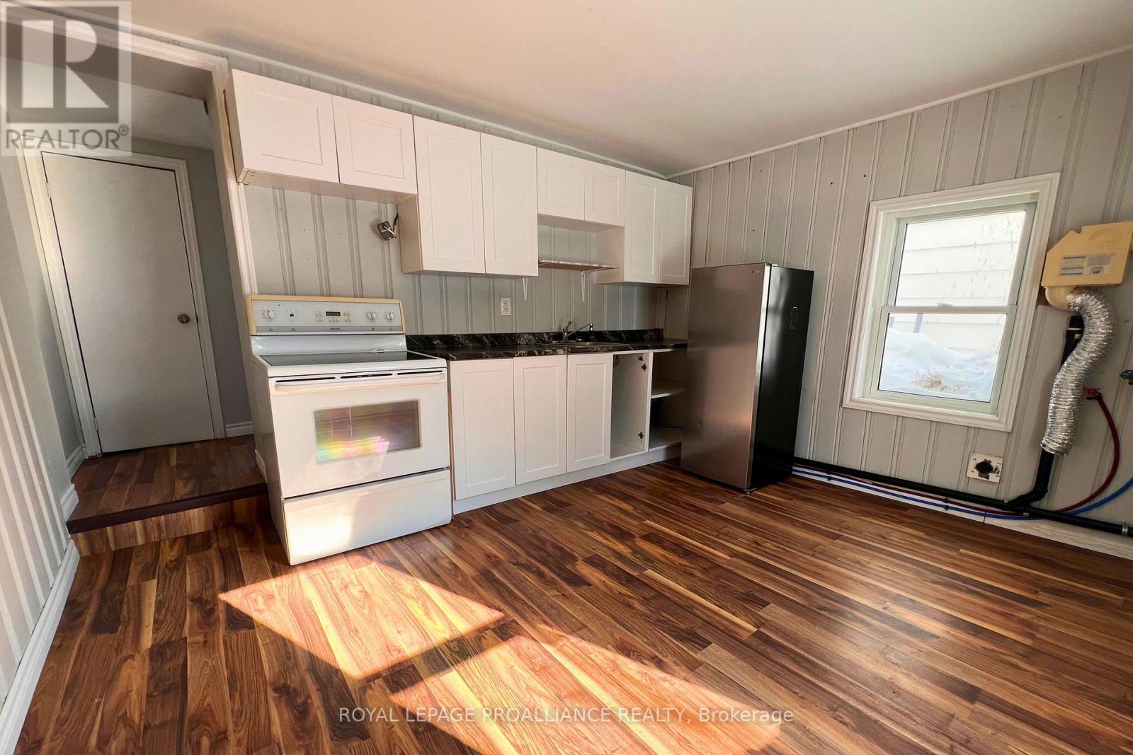 38 Stanley Street, Quinte West (Trenton Ward), Ontario  K8V 4V2 - Photo 22 - X12759168