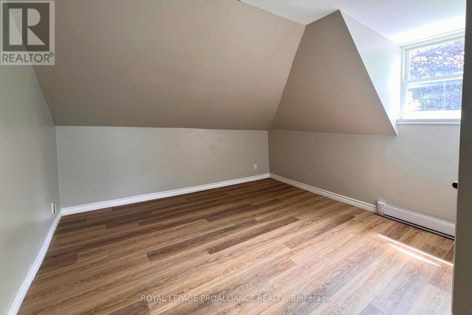 38 Stanley Street, Quinte West (Trenton Ward), Ontario  K8V 4V2 - Photo 11 - X12759168