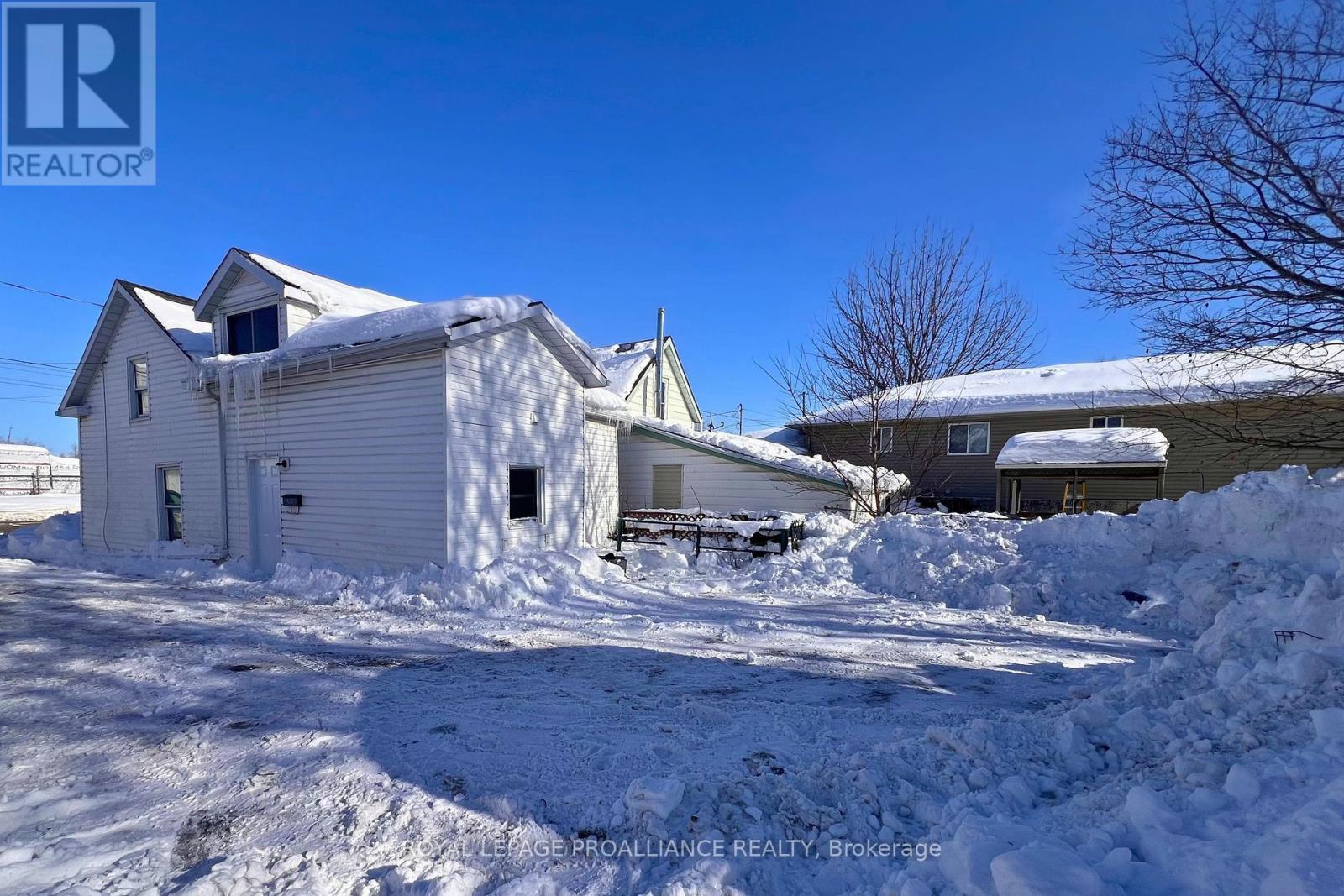38 Stanley Street, Quinte West (Trenton Ward), Ontario  K8V 4V2 - Photo 2 - X12759168