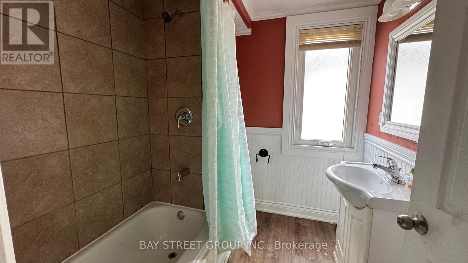 Upper - 5114 Mcrae Street, Niagara Falls, Ontario  L2E 1P5 - Photo 6 - X12760184