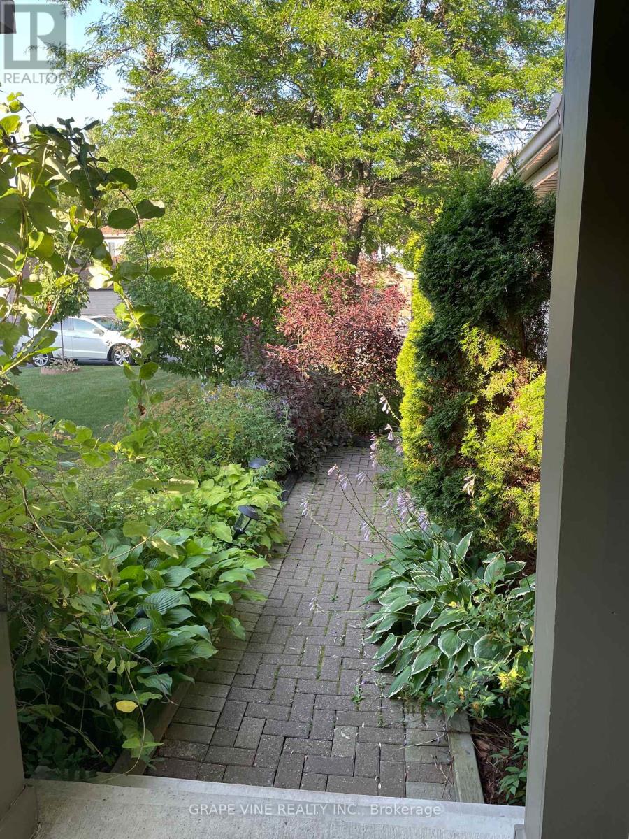 130 Springcreek Crescent, Ottawa, Ontario  K2M 2M1 - Photo 2 - X12760232