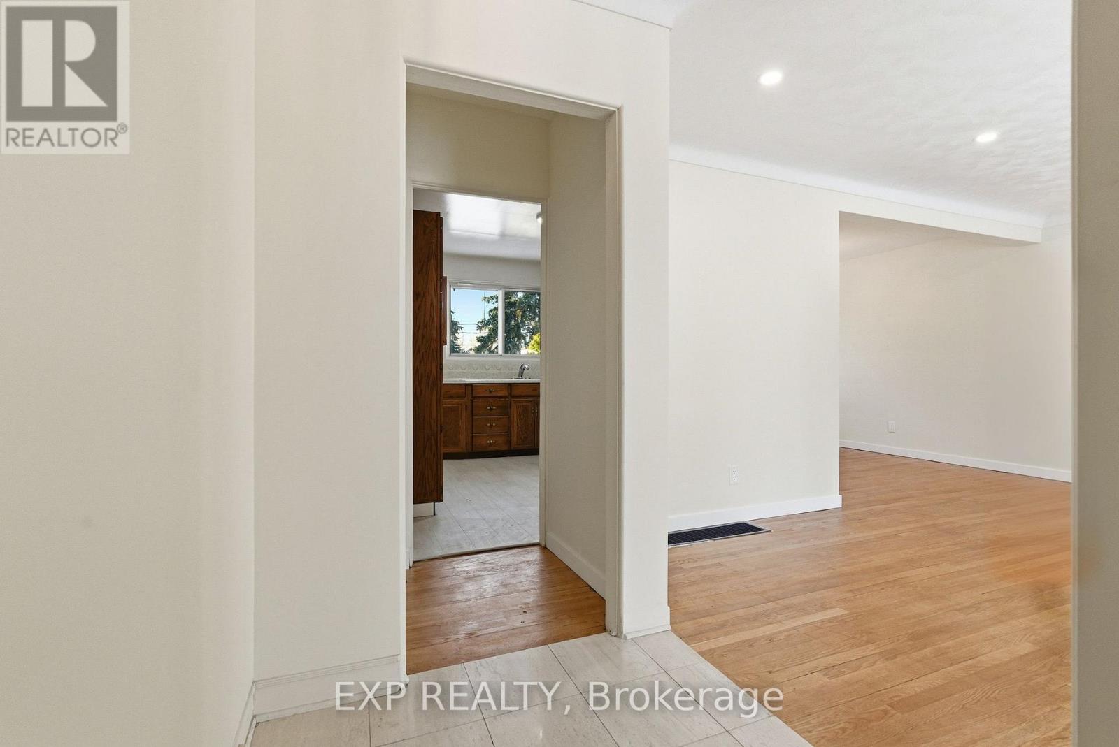 2243 Miramichi Street, Ottawa, Ontario  K2C 0Z1 - Photo 4 - X12760240