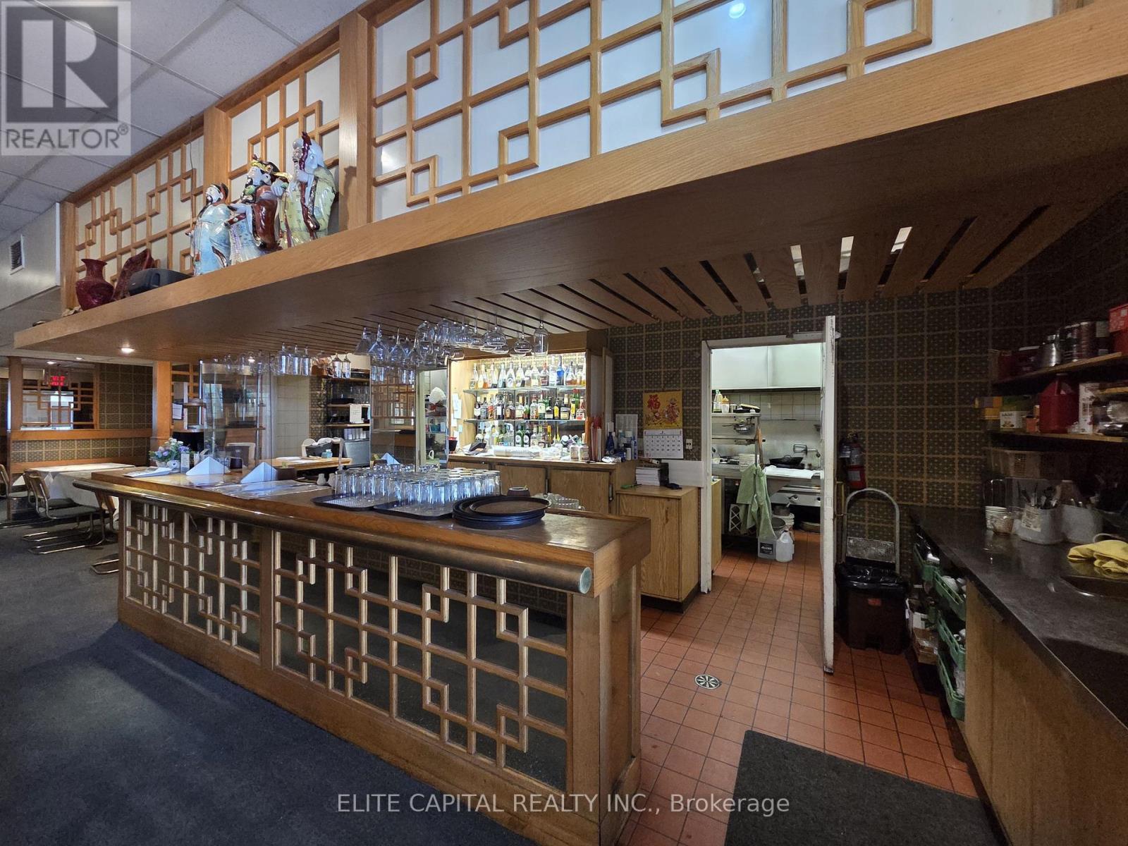 377 Burnhamthorpe Road E, Mississauga, Ontario  L5A 3Y1 - Photo 3 - W12760264