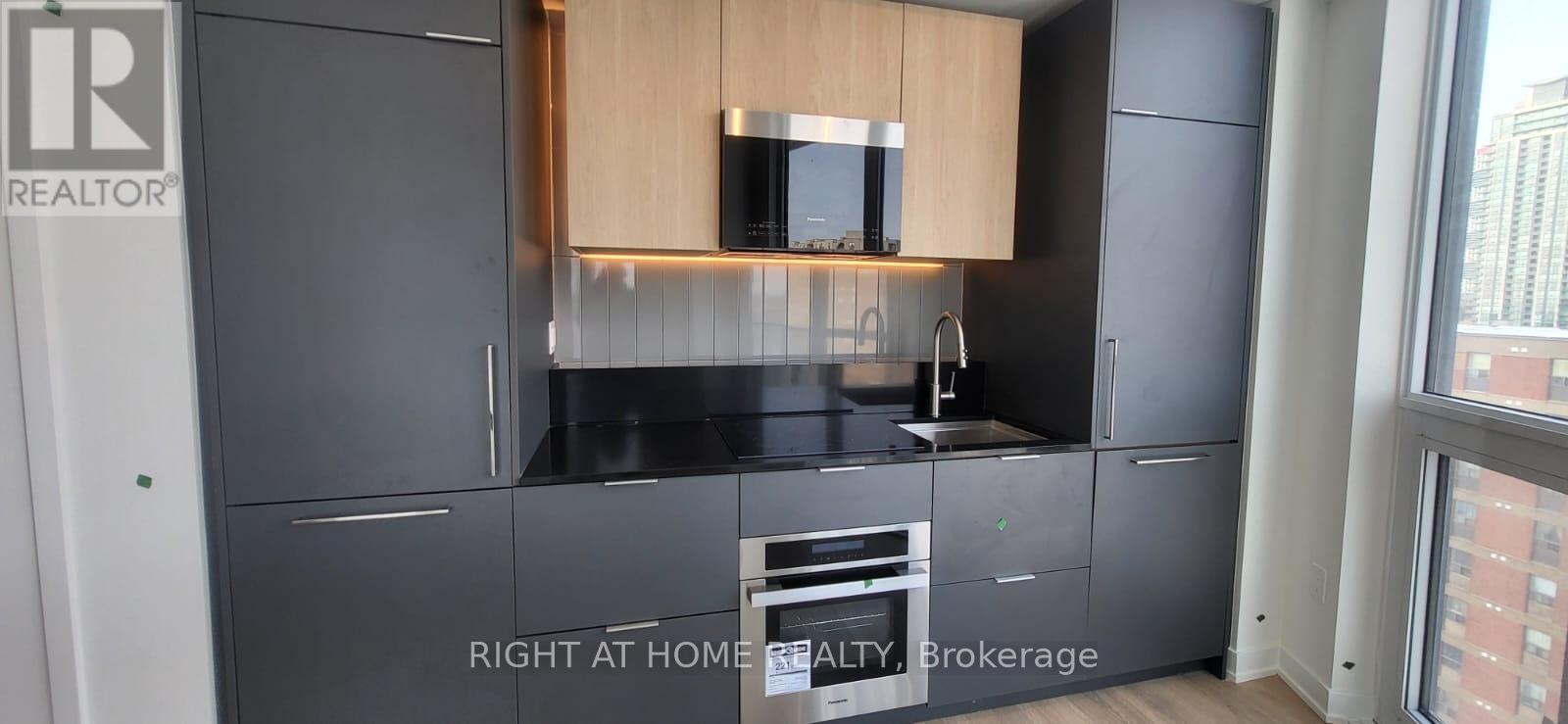 1 Fairview Rd East Road, Mississauga, Ontario  L5A 4C6 - Photo 3 - W12760286