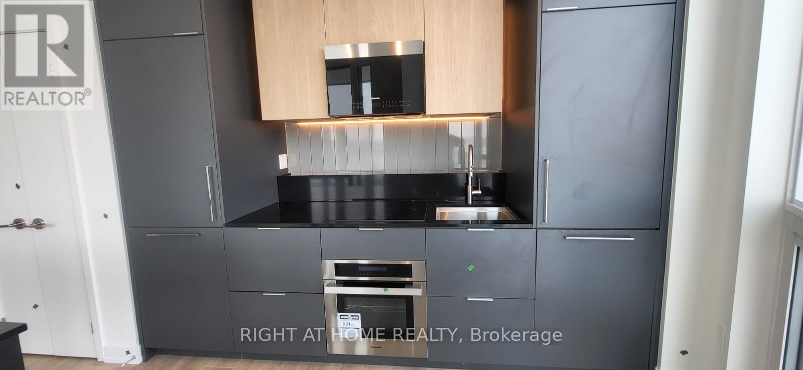 1 Fairview Rd East Road, Mississauga, Ontario  L5A 4C6 - Photo 4 - W12760286