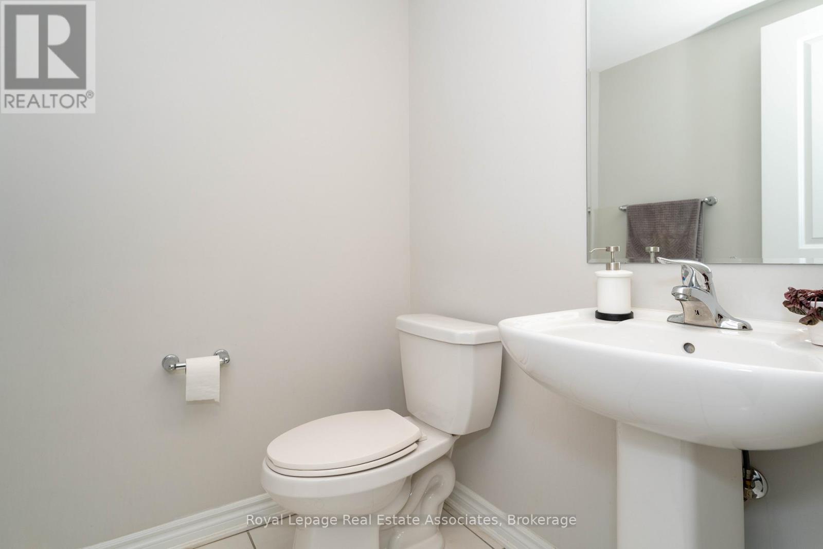 111 Gore Court, Milton, Ontario  L9E 1G3 - Photo 8 - W12651308