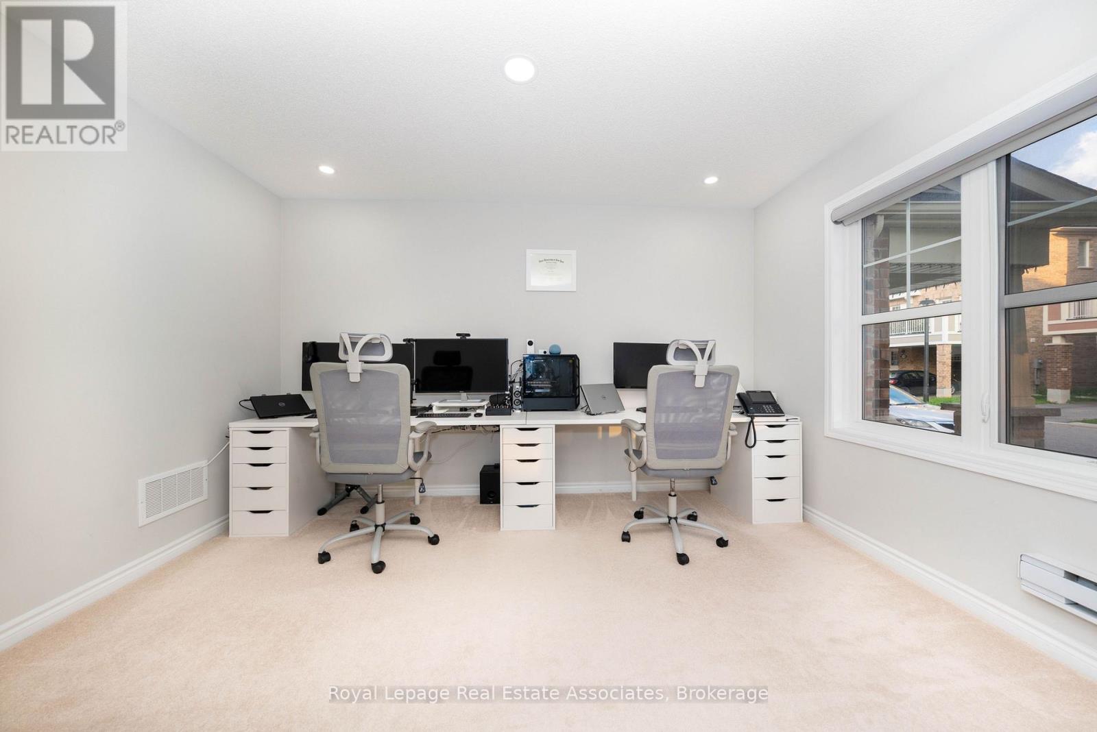 111 Gore Court, Milton, Ontario  L9E 1G3 - Photo 4 - W12651308