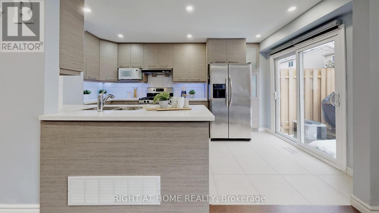 105 Greenfield Crescent, Whitby, Ontario  L1N 7G2 - Photo 6 - E12760328