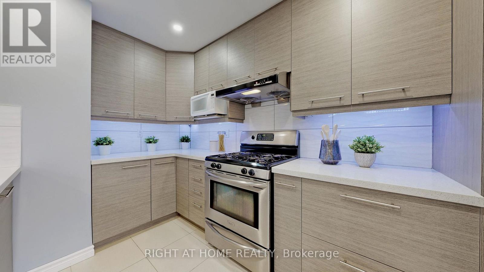 105 Greenfield Crescent, Whitby, Ontario  L1N 7G2 - Photo 9 - E12760328