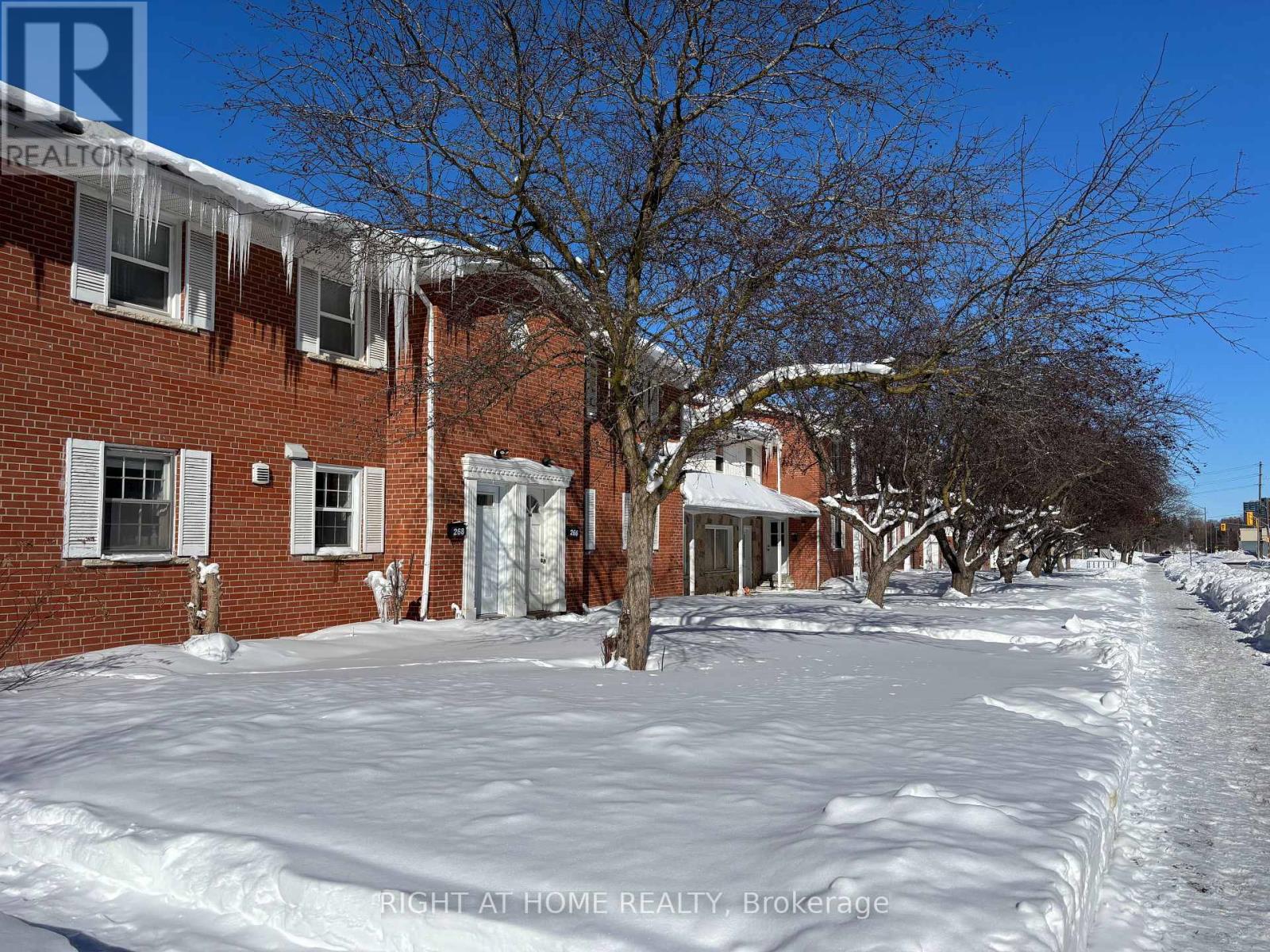 266 Westcourt Place, Waterloo, Ontario  N2L 2R7 - Photo 2 - X12760314