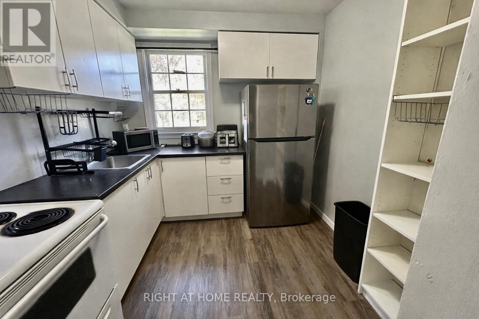 266 Westcourt Place, Waterloo, Ontario  N2L 2R7 - Photo 5 - X12760314