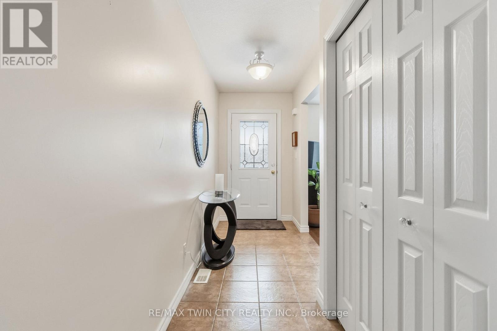 14 - 15 Cobden Court, Brantford, Ontario  N3R 8B7 - Photo 2 - X12760350