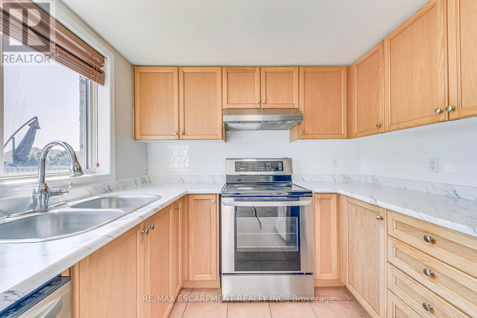 2218 Shadetree Avenue W, Burlington, Ontario  L7L 6L4 - Photo 10 - W12760376