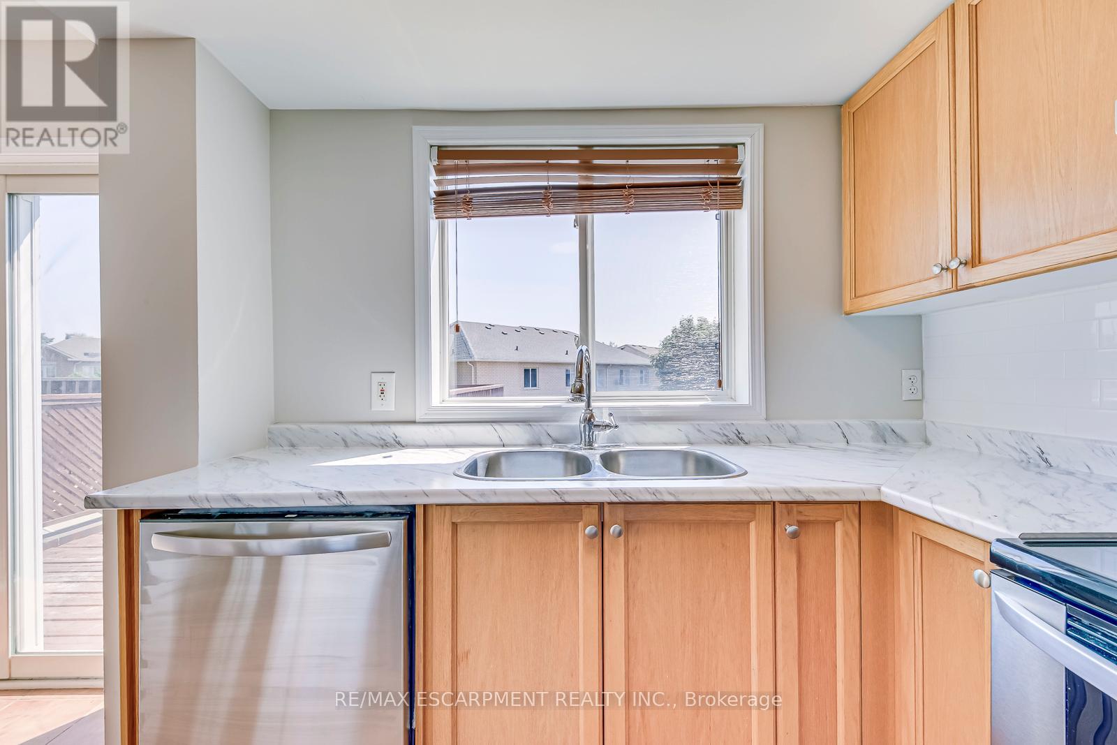 2218 Shadetree Avenue W, Burlington, Ontario  L7L 6L4 - Photo 11 - W12760376