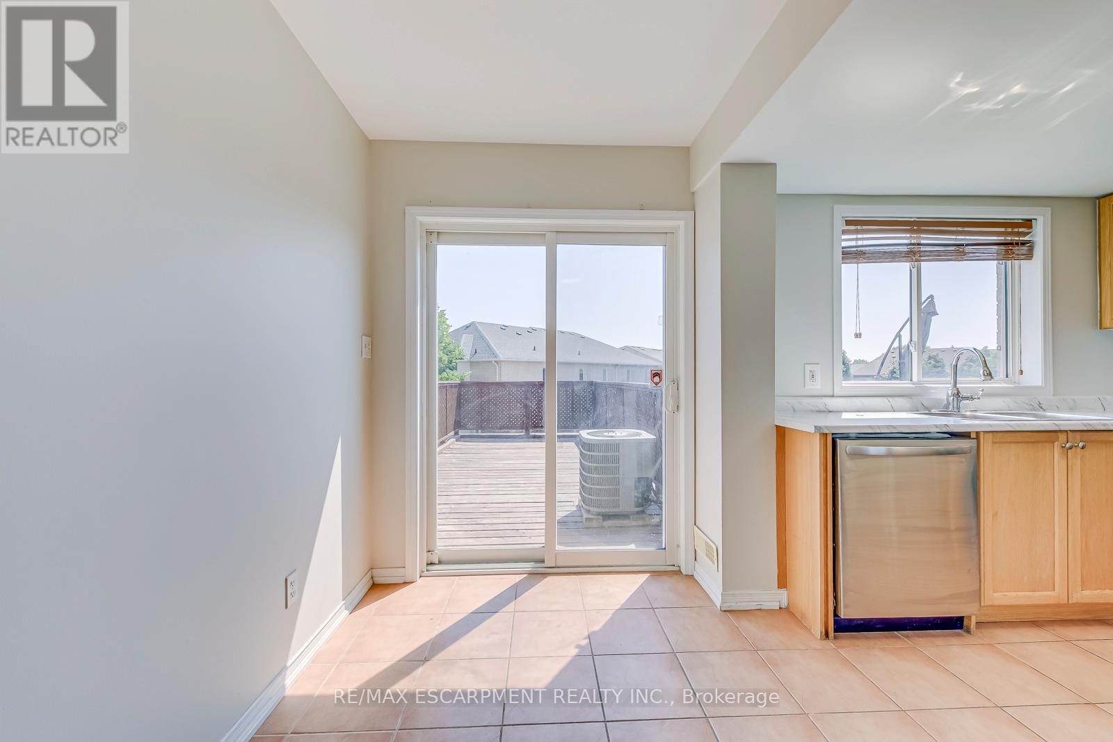 2218 Shadetree Avenue W, Burlington, Ontario  L7L 6L4 - Photo 6 - W12760376