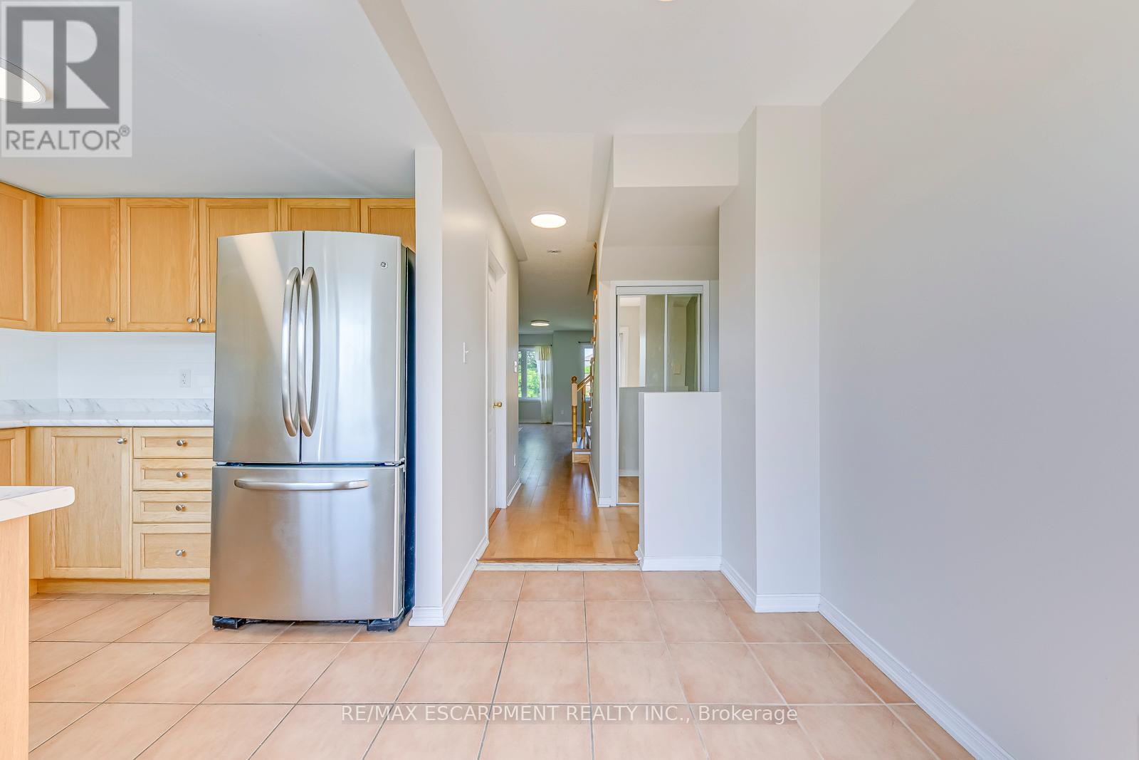 2218 Shadetree Avenue W, Burlington, Ontario  L7L 6L4 - Photo 8 - W12760376