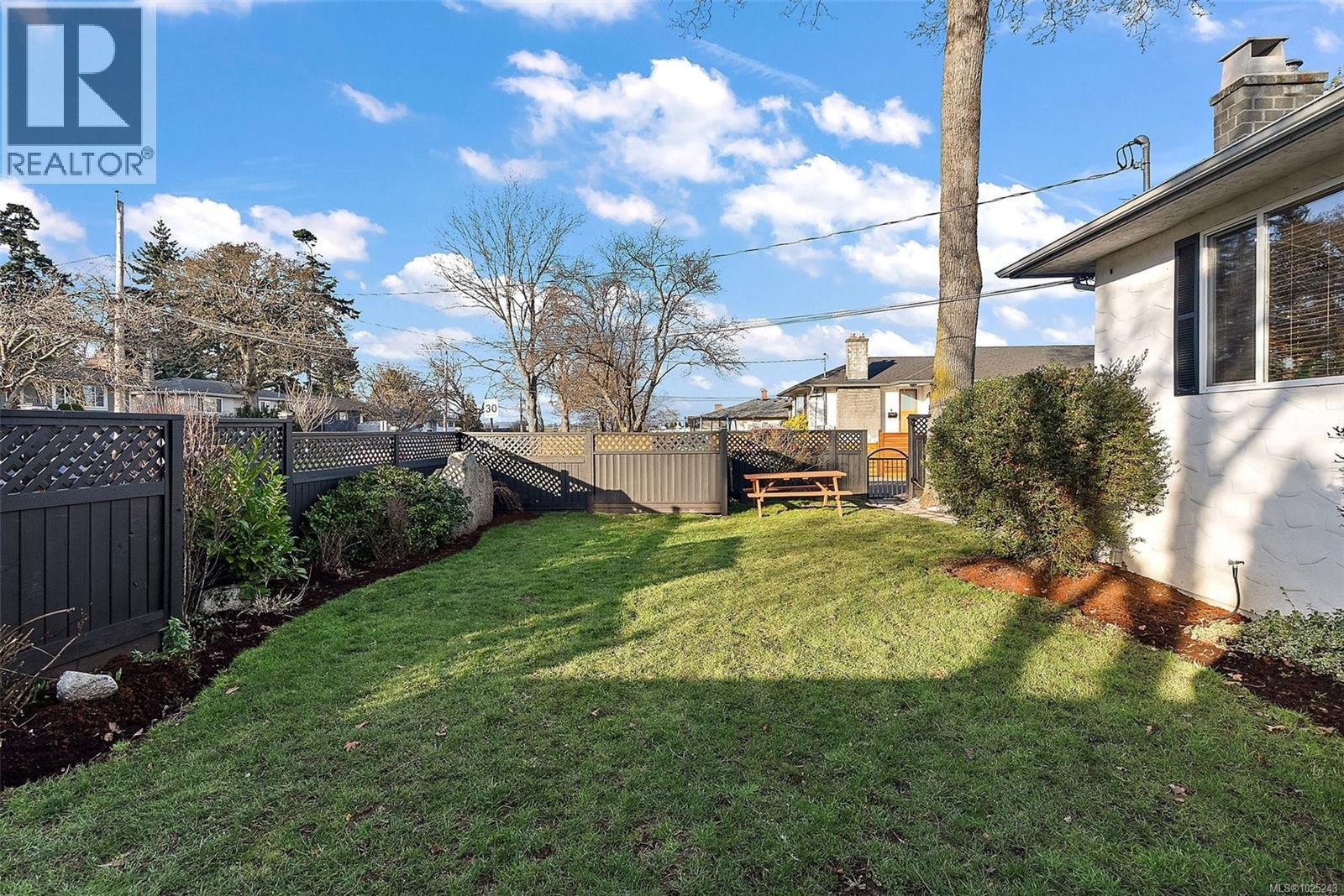 727 Porter Rd, Esquimalt, British Columbia  V9A 5W7 - Photo 32 - 1025243