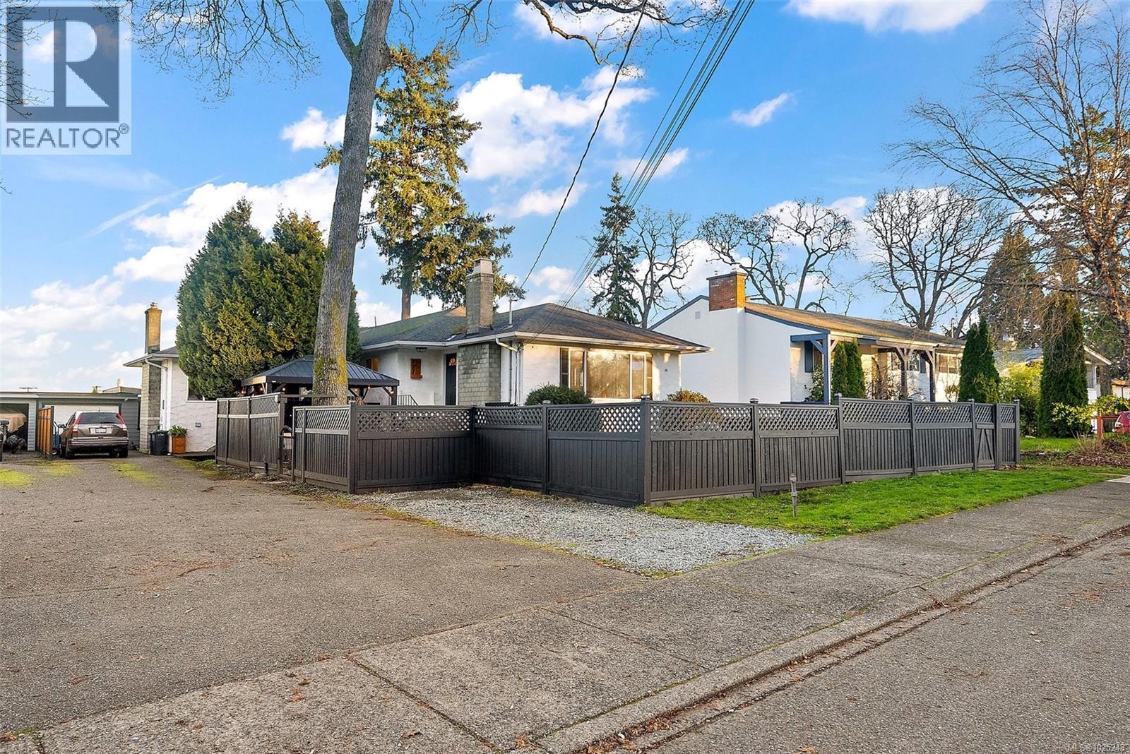 727 Porter Rd, Esquimalt, British Columbia  V9A 5W7 - Photo 37 - 1025243