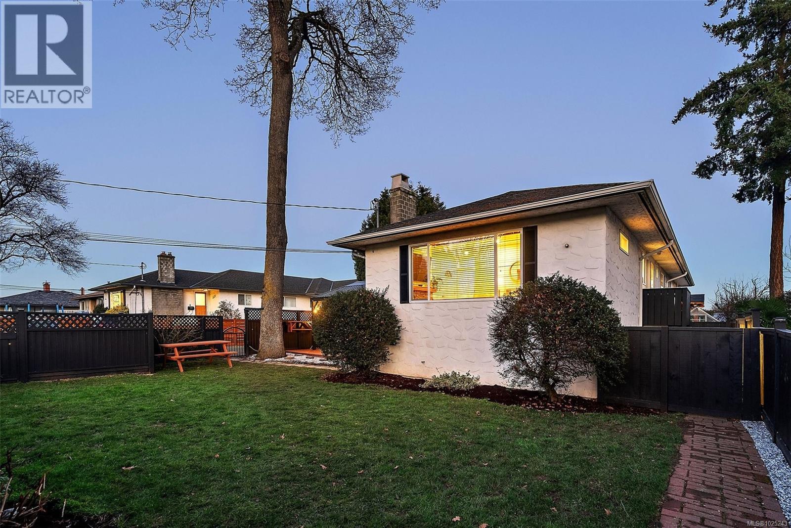 727 Porter Rd, Esquimalt, British Columbia  V9A 5W7 - Photo 7 - 1025243