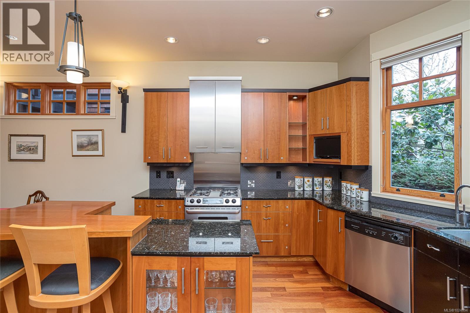 4 933 Meares St, Victoria, British Columbia  V8V 3J5 - Photo 13 - 1024894