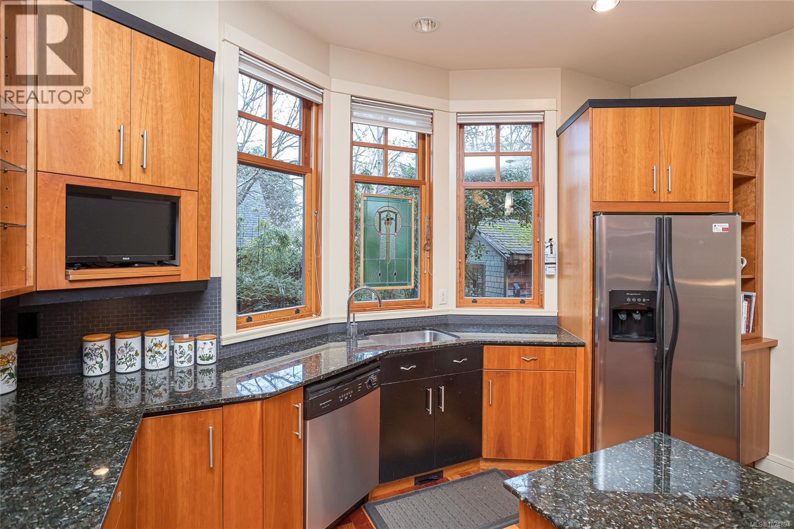 4 933 Meares St, Victoria, British Columbia  V8V 3J5 - Photo 15 - 1024894