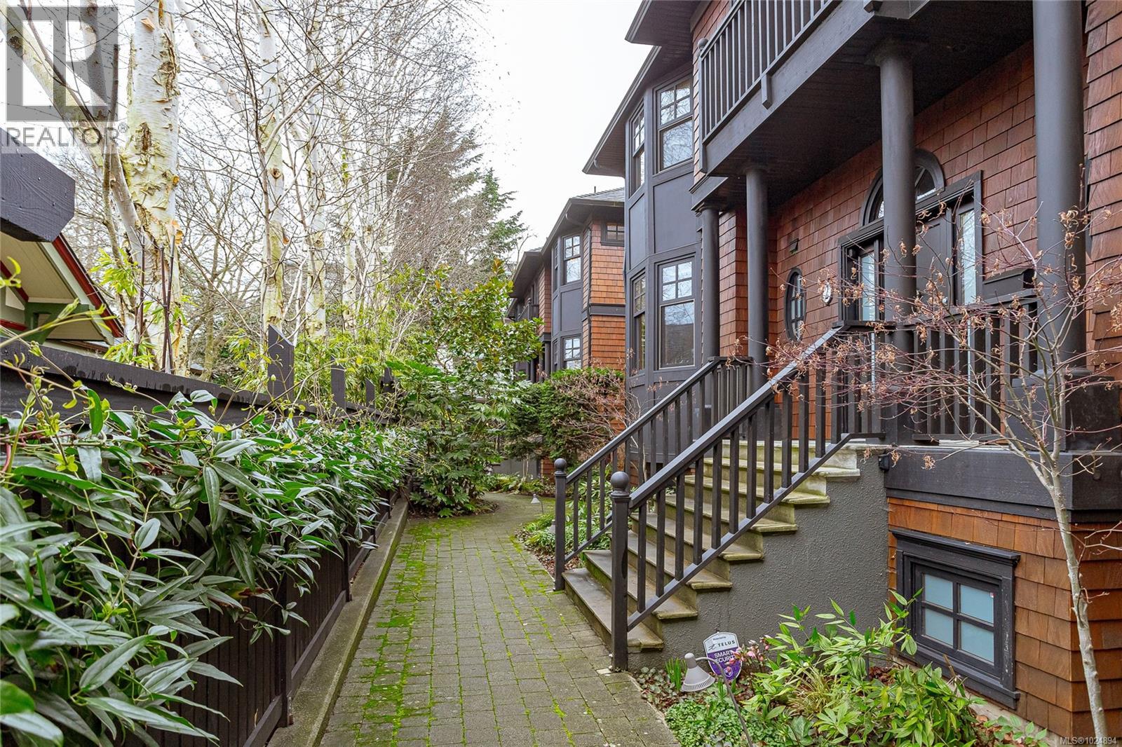 4 933 Meares St, Victoria, British Columbia  V8V 3J5 - Photo 2 - 1024894