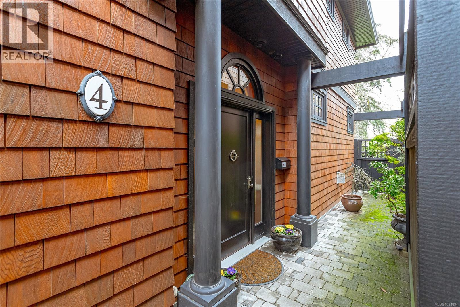 4 933 Meares St, Victoria, British Columbia  V8V 3J5 - Photo 3 - 1024894