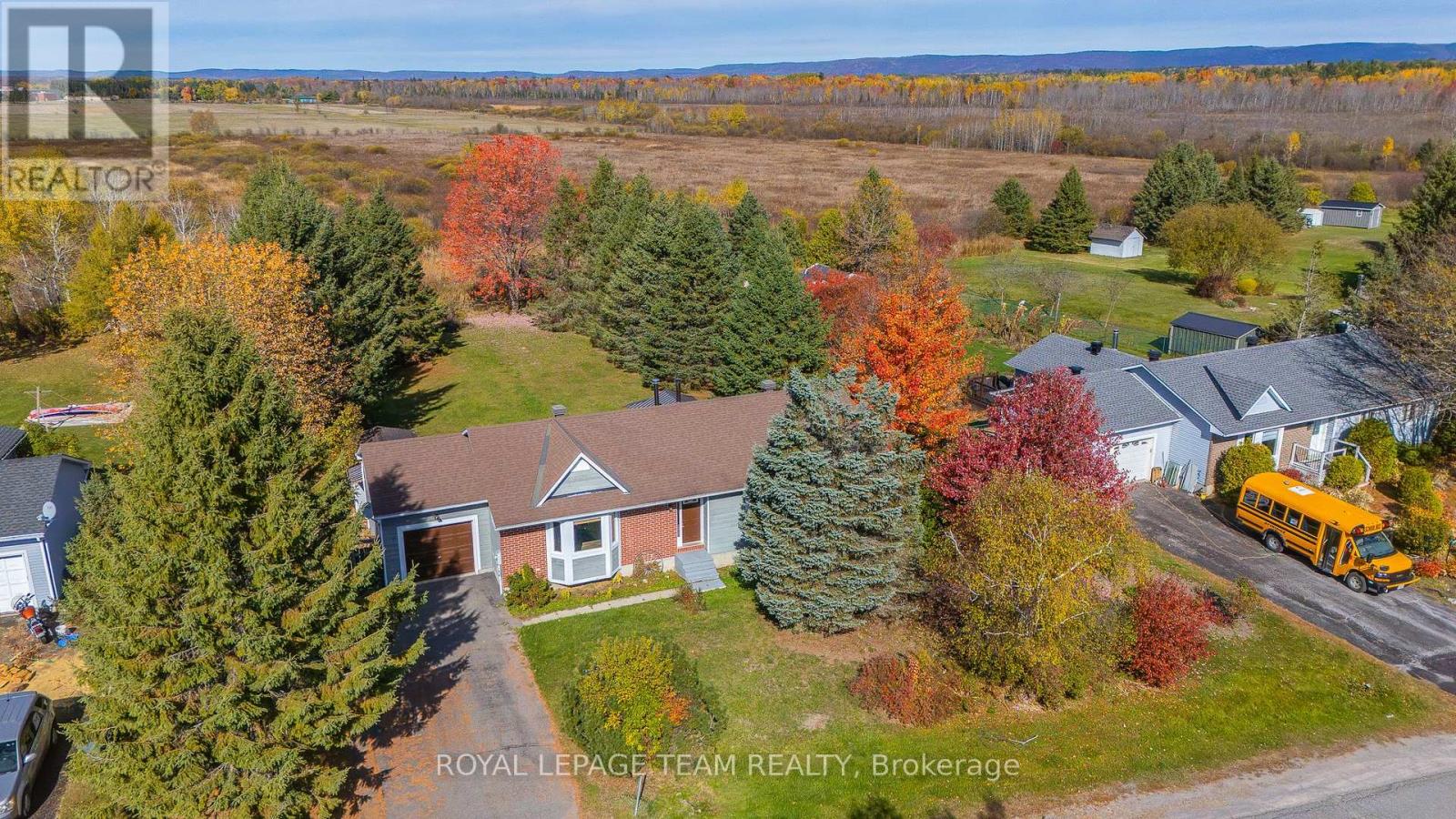 106 Porcupine Trail, Ottawa, Ontario  K0A 1T0 - Photo 4 - X12465674